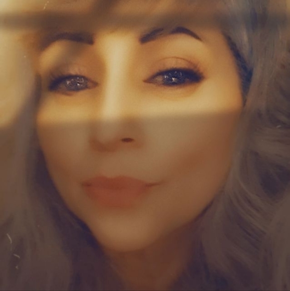 Meet your Posher, Cynthia - Picture 2 of 3